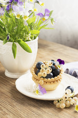 Obraz na płótnie Canvas tartlets with creme cheese and fresh berries