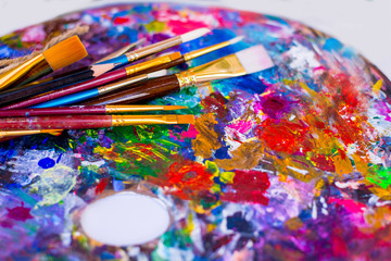 Obraz premium oil paints and paint brushes on a palette
