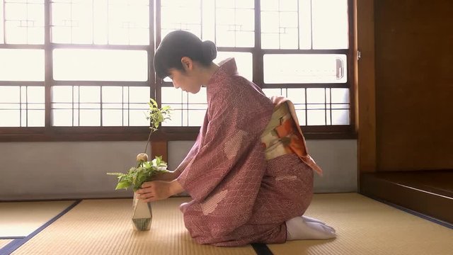 華道／生け花をする着物姿の女性