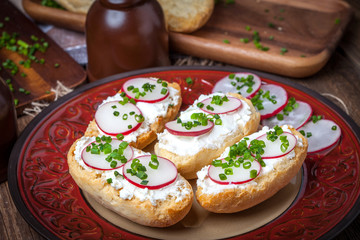 Toasts with radish, chives and cottage cheese.
