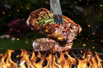 Papier Peint photo autocollant Steakhouse Steak de boeuf sur grill