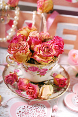 Obraz na płótnie Canvas beautiful dried roses in porcelain teacup