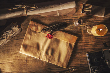 Obraz premium Old feather, envelope and sealing wax