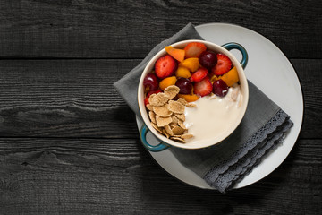 Cereal flakes with yogurt and fruit