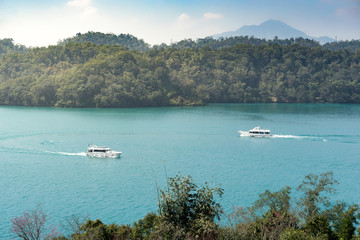 Obraz premium Tourist boats on emeral color lake of Sun Moon Lake