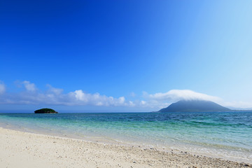 Fototapeta na wymiar 沖縄の美しい海と青空 