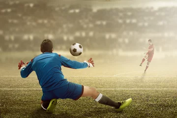 Foto op Plexiglas Man kick ball on the goalkeeper © Leo Lintang