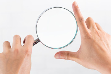 虫めがねを持つ男性