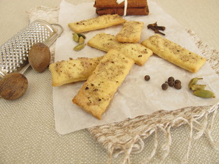 Gewürzkekse mit Salz, Kaffee, Zimt, Kardamom, Muskat, Nelke und Piment