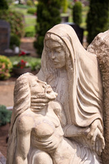 Fototapeta na wymiar Maria mit Jesus im Arm