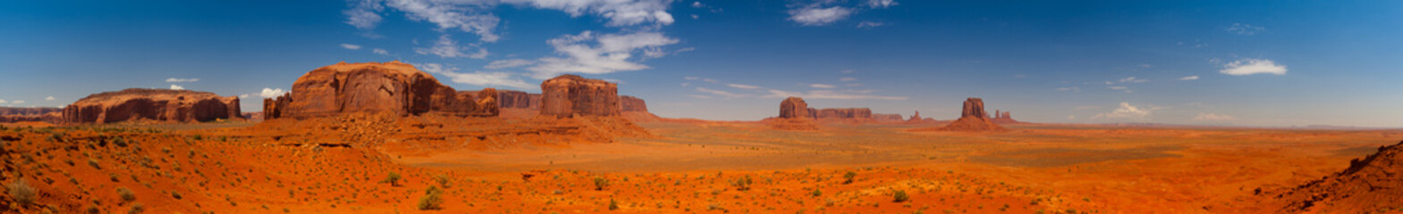 Fototapeta premium Iconic peaks of rock formations in the Navajo Park of Monument V