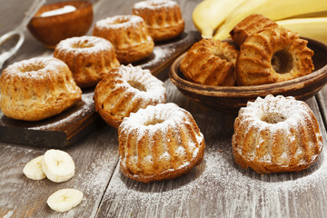 Banana muffins with sugar powder