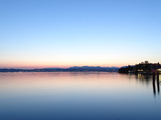 Obraz premium Couché de soleil sur le lac de Garde.