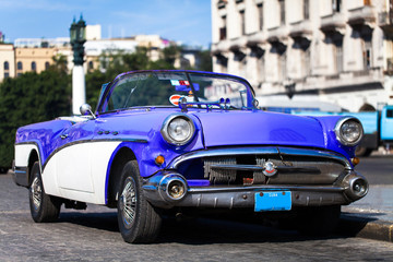 Historischer blauer amerikanischer Oldtimer in Kuba Havanna - Serie 2