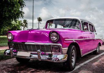 Obraz na płótnie Canvas HDR Amerikanischer pinker Oldtimer in Kuba Havanna - Serie 2