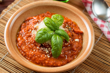 Pappa al pomodoro servita nel piatto e ambientata