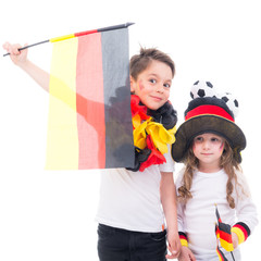 kinder zeigen deutschlandflagge