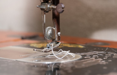 The sewing machine and item of clothing
