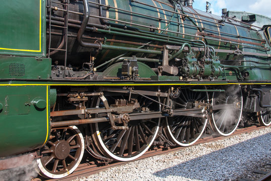 Roues et embiellage sur locomotive &agrave; vapeur