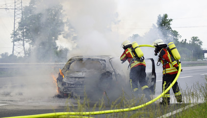 Ein Auto brennt lichterloh auf der Autobahn - 111997551