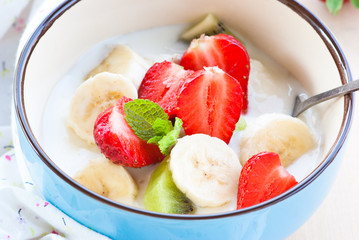 yougurt with strawberries, kiwi and banana.