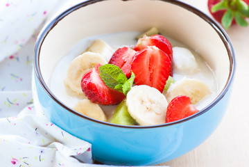 yougurt with strawberries, kiwi and banana.