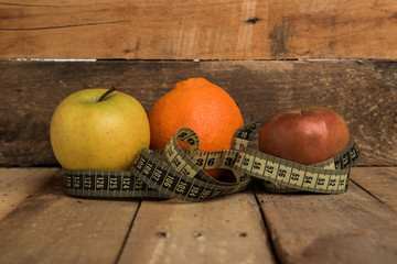 Frutti colorati con sfondo in legno, dettaglio metro. 