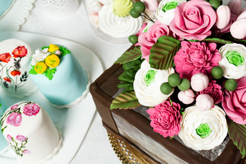 Obraz na płótnie Canvas cake with flowers of cream