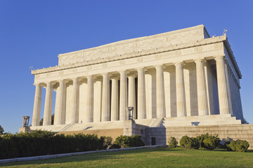Obraz premium Morning sunshine glowing on the neoclassical eastern facade & Doric orders of the Lincoln Memorial, National Mall, Washington DC