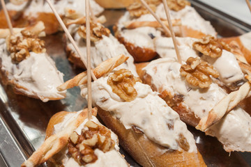 sandwitches with cream and walnut