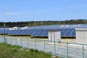 Obraz premium 大量の太陽光発電／山形県の山岳部で、大量に設置された太陽光発電用ソーラーパネルを撮影した写真です。