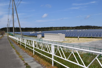 Obraz premium 大量の太陽光発電／山形県の山岳部で、大量に設置された太陽光発電用ソーラーパネルを撮影した写真です。