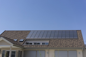 Naklejka premium 住宅 新築住宅 イメージ ソーラーパネル設置 瓦屋根施工例 快晴 青空 