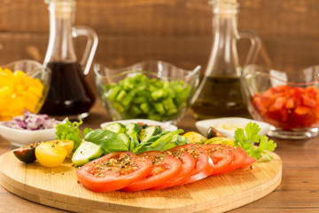 Gemüse, Zwiebel, Tomate, Knoblauch, Gurke und Dekoration