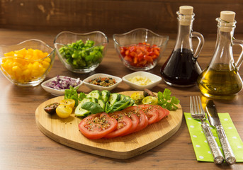 Gemüse, Zwiebel, Tomate, Knoblauch, Gurke und Dekoration