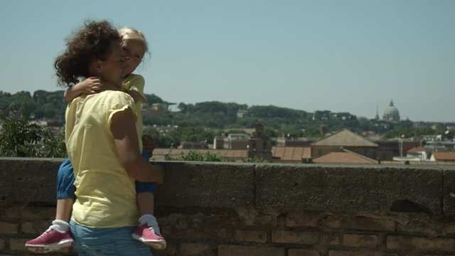 Mamma con bambina dai capelli biondi guarda il panorama a Roma, Italia, Europa