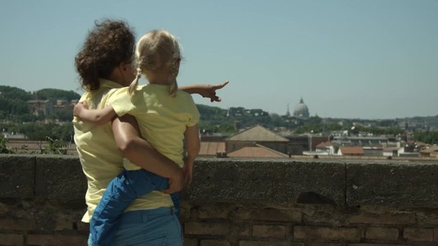 Mamma con bambina dai capelli biondi guarda il panorama a Roma, Italia, Europa