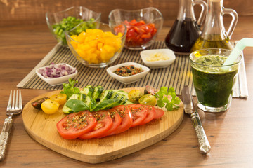 Gemüse, Zwiebel, Tomate, Knoblauch, Gurke und Dekoration