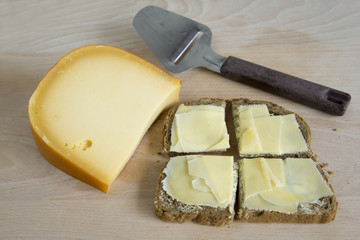 sliced bread with dutch cheese