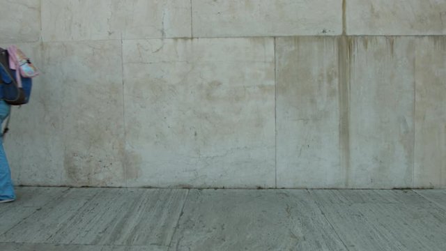 Mamma con bambina dai capelli biondi e monopattino a Roma, Italia, Europa