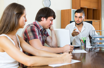 Obraz premium banker and couple talks in office