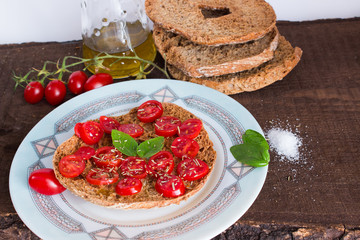Freselle con pomodori fotografate su base in legno