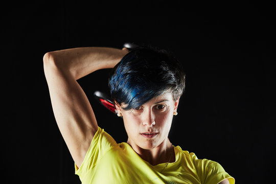 Ragazza solleva pesi in palestra