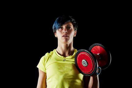 Ragazza solleva pesi in palestra