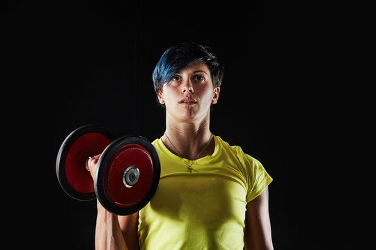 Ragazza solleva pesi in palestra