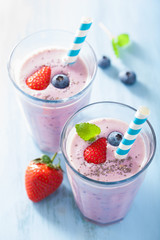 healthy strawberry blueberry smoothie with chia seed