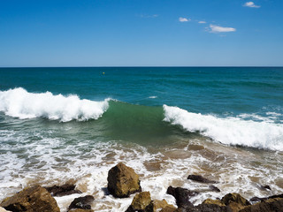 Vistas de una ola alta  en el mar de Sitges, viajando por España en primavera de 2016.