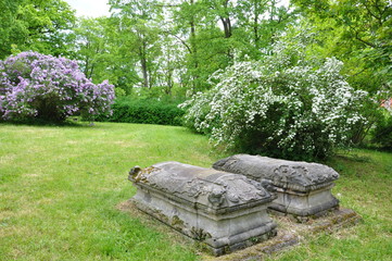alte Gr&auml;ber im Englischen Garten in Meiningen