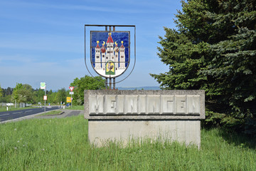 Ortseingang von Meiningen mit Stadtwappen