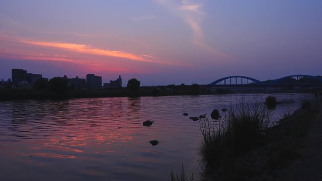 4K・夕暮れの川面・上パン_3-306